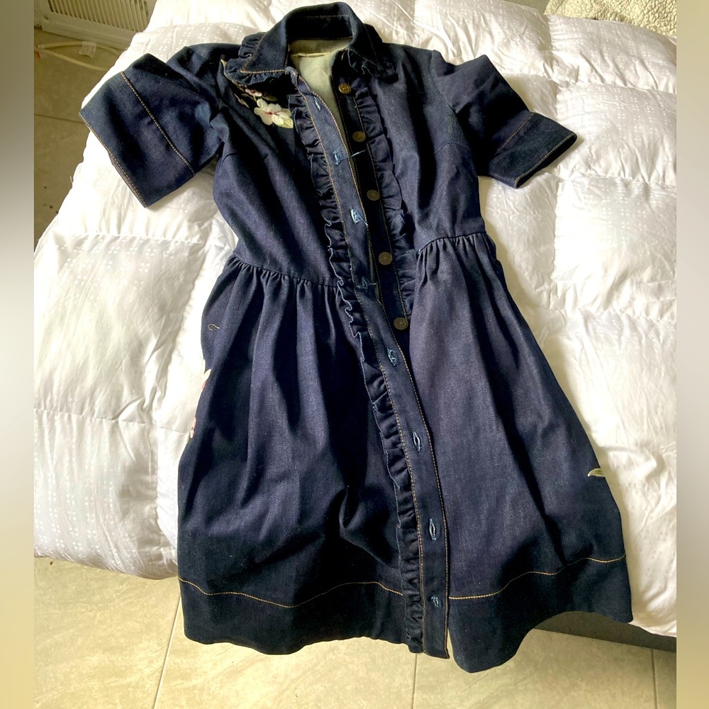 Midi denim dress with embodied white flowers
